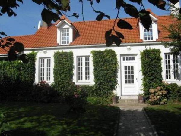 Stunning Holiday Home in Escalles near Sea