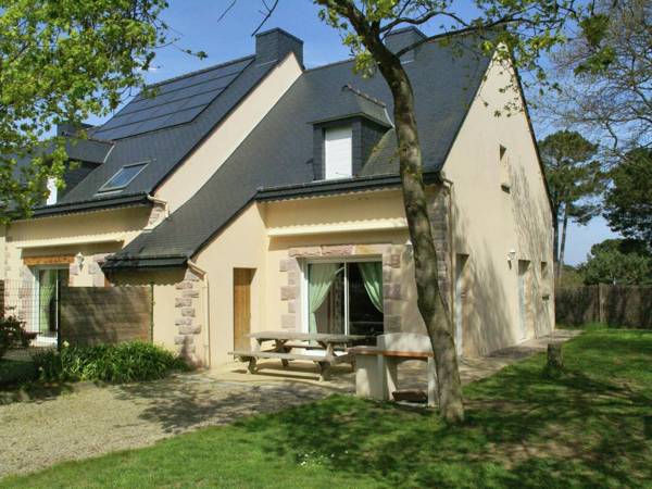 Comfortable semi-detached holiday home 700 m from the beach in Brittany
