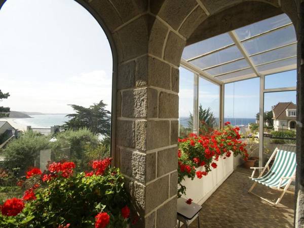 Atmospheric holiday home with magnificent view over sea 200 m from beach