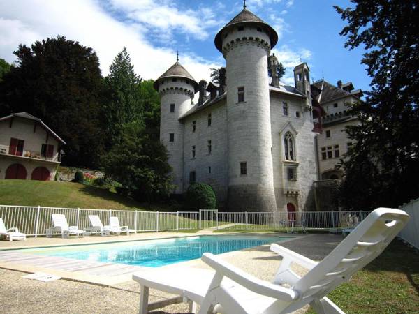 Lavish Castle in Serrieres-en-Chautagn with Pool