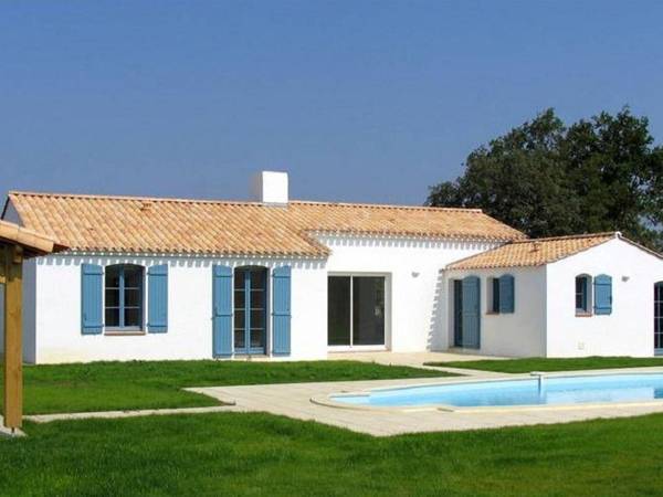 Spacious villa with a private pool on a golf course in Loire
