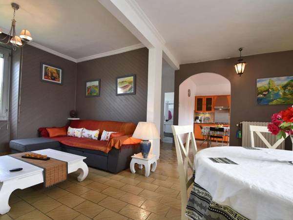 Modern Holiday Home in Clohars-Carnoët with Beach Near