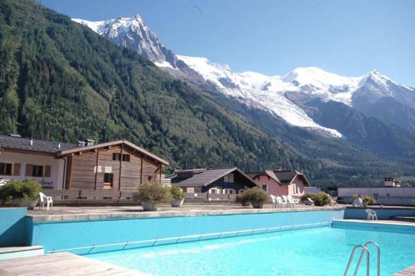Modern studio with Mont Blanc view and pool