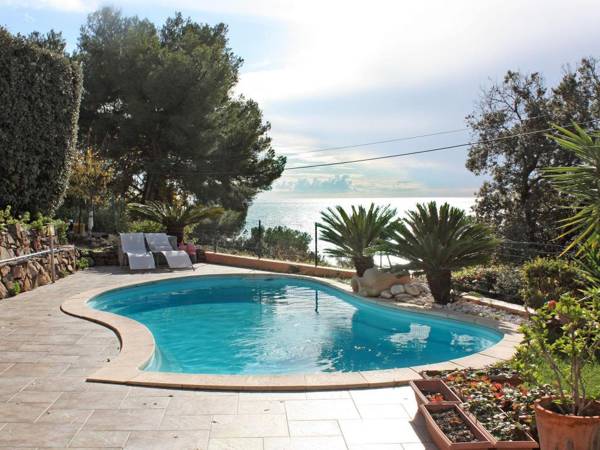 Cozy Holiday Home in Carqueiranne with Swimming Pool