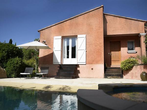 Warm Holiday Home in Montfort-sur-Argens with Swimming Pool
