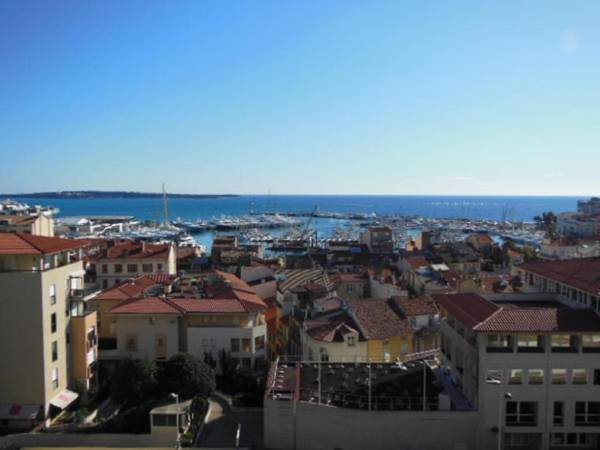 2 3 and 4 bedroom sea view Forville Apartments 5 mins from the Palais
