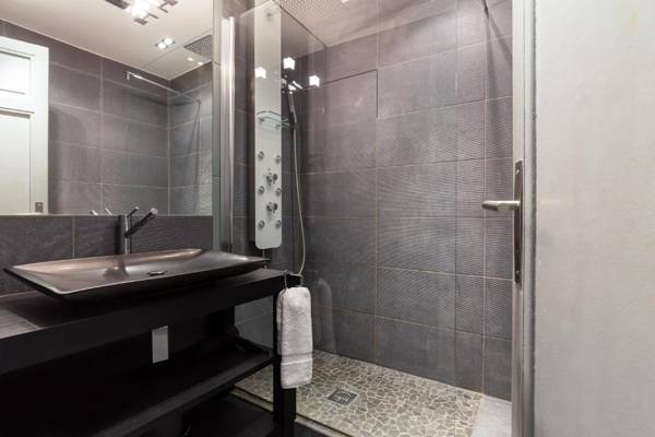 Centrally located modern 2 Bed apartment in Cannes with aircon and high ceilings and modern design 696