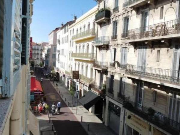Beautifully decorated two bedroom apartment in the heart of Cannes five minutes walk from Palais 409