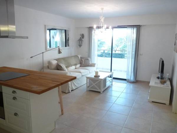 Elegant two bedroom apartment with modern design and terrace close to beaches and Cannes center 546