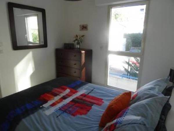 Modern one bedroomed apartment just off the Cannes Seafront with a terrace and pool access 1753