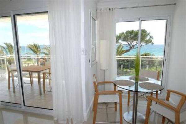 Stunning 2 Bed 2 Bath Apt on the Cannes sea front has swimming pool and is a secure modern building 464