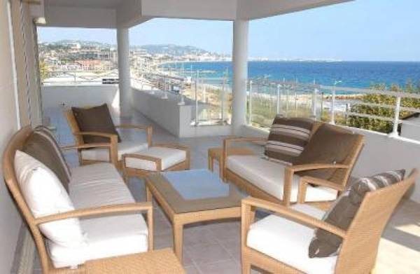 Stunning three bedroom apartment on seafront in Cannes with panoramic sea views 399