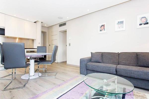 1 bedroom in front of the Palais!