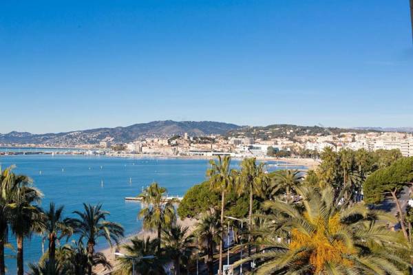 On La Croisette: new 2 bedrooms with sea view