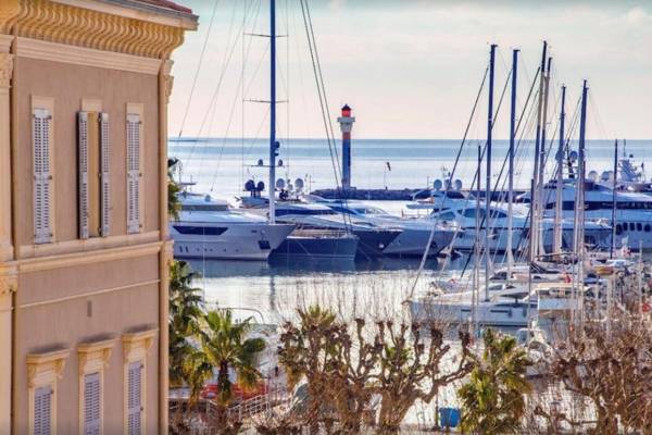 Felix Faure 1mn walking to le Palais 6 people