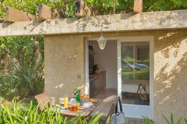 minivilla lilas indépendante à Calvi avec jardin et piscine jardin et bbq