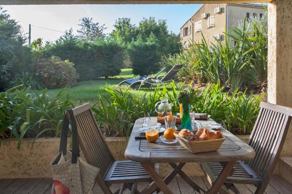 minivilla lilas indépendante à Calvi avec jardin et piscine jardin et bbq