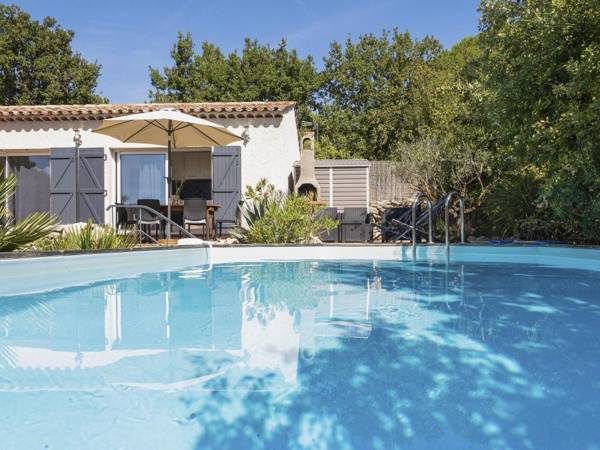 Detached house with private pool 4 km from the medieval town of Brignoles