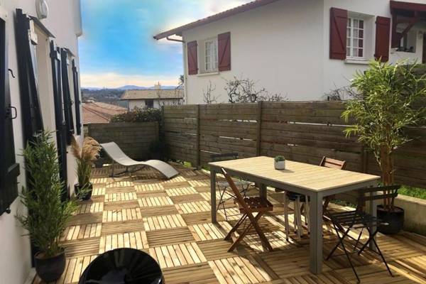 Charming flat with TERRACE 500m from the BEACH
