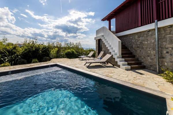 VILLA CLIFF KEYWEEK Architect's villa with pool and sea views in Bidart