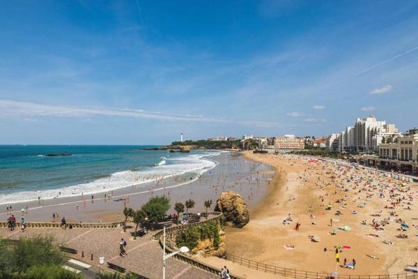 BEACHVIEW KEYWEEK Beachfront Renovated Apartment with Parking in Biarritz