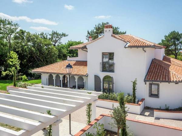 Beautiful villa with terrace in the surfing town of Biarritz