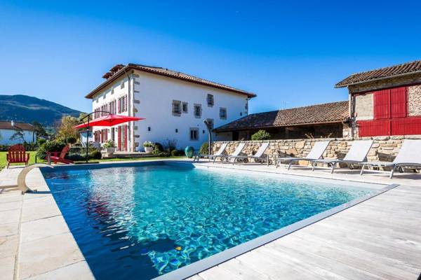 AUTHENTIQUE KEYWEEEK Villa with pool mountain view & Fireplace in Ascain