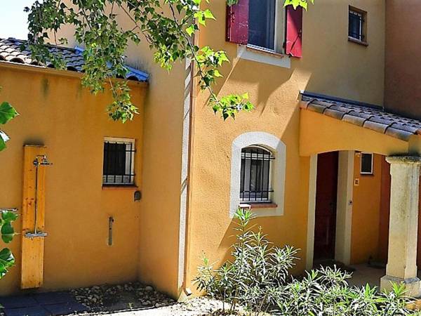 Cosy Holiday Home in Arles with Pool