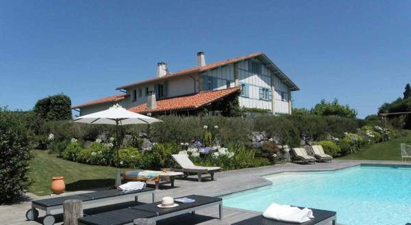 MAISON PISCINE JARDIN CALME PROCHE BIARRITZ PLAGE et GOLFS