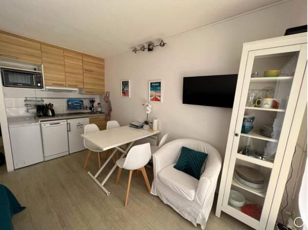 Flat with SWIMMING POOL close to the BEACH