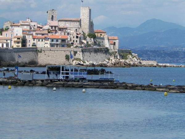 Contemporary Apartment in Antibes with Terrace