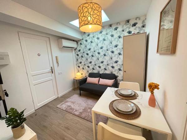 Nice Renting - FERSEN - 2 Rooms Vieil Antibes - AC - Safranier - Big Terrace