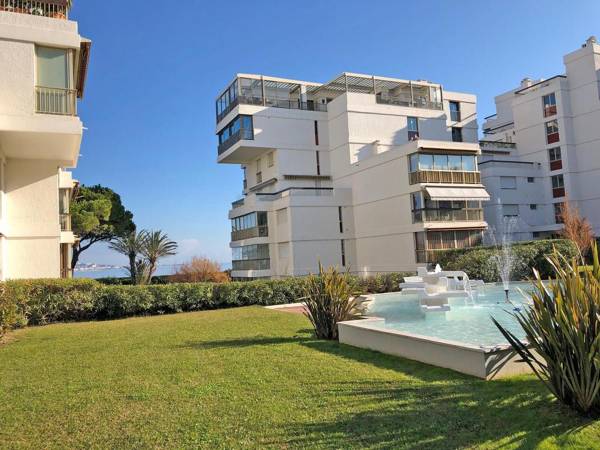 Modern apartment with air conditioning pool and tennis courts within walking distance of the beach