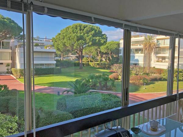 Modern apartment with air conditioning pool and tennis courts within walking distance of the beach