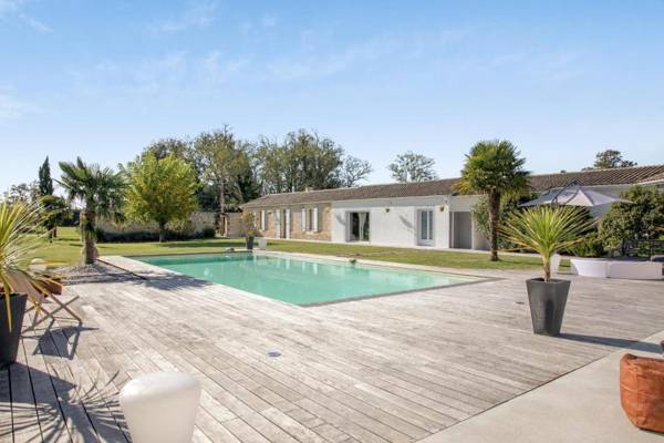Villa de 6 chambres avec piscine privee jacuzzi et jardin clos a Saint Germain d'Esteuil