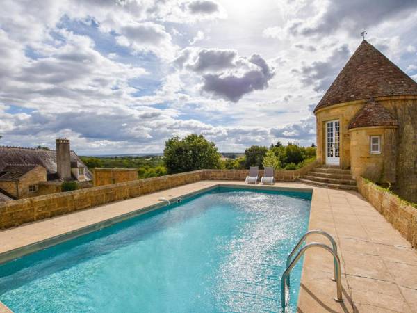 Gorgeous manor with private heated swimming pool in the heart of an oak forest
