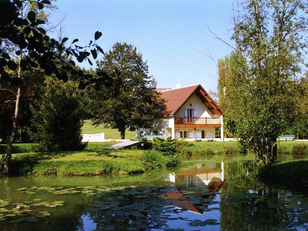 Quaint Holiday Home in Faverolles with Pool and Pond