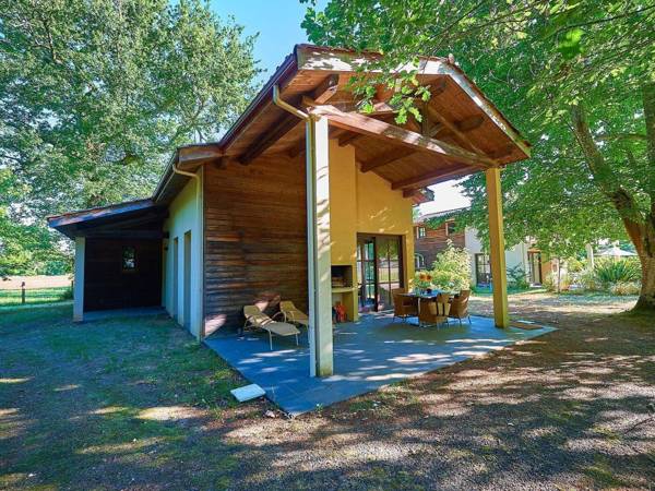 Luxurious ground-floor villa on castle estate with fireplace