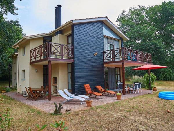 Spacious detached villa with covered terrace in nature reserve with a castle