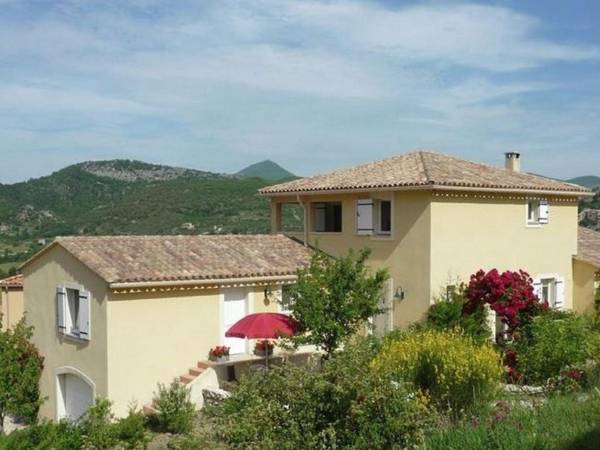 Splendid apartment with a view on Montbrun-les-Bains near the Mont Ventoux