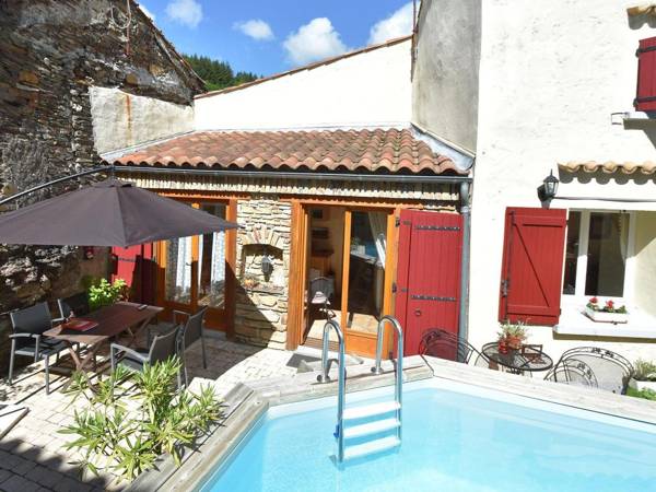 Charming village house with swimming pool within walking distance of bakery restaurants and river