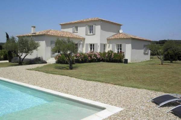A beautiful new luxury villa close to Uzes.