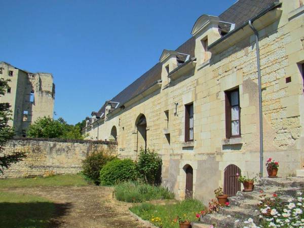 Cozy Holiday Home near Forest in Lerné