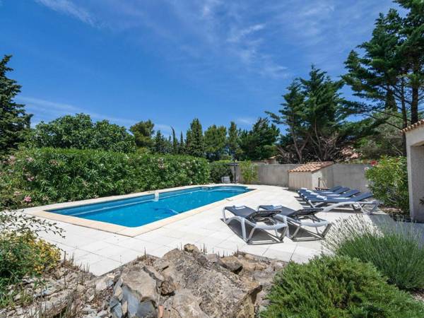 Comfy Villa in Pouzols-Minervois with Private Pool