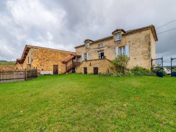 Vintage Holiday Home in Loubejac with a Private Pool