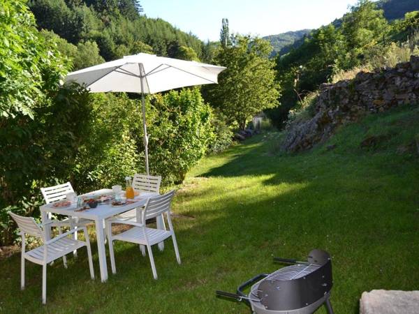 Quaint Holiday Home in Villeneuve-d'Allier with Terrace