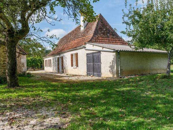 Luxurious Holiday Home in Cendrieux with Garden House