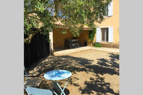 Partie d'une ferme provençale avec piscine privée située proche d'Avignon à Bédarrides 6 prs LS6-342-FRAGOUN
