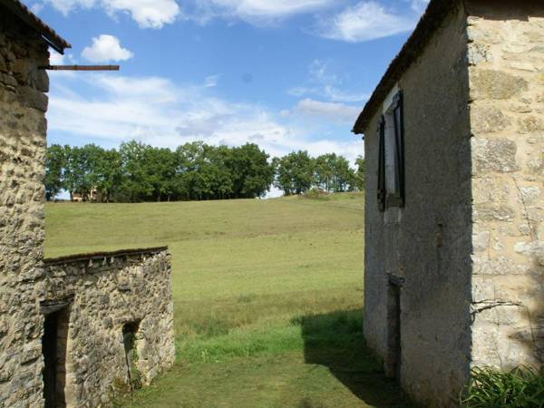 Graceful Holiday Home in Berbiguières with Terrace