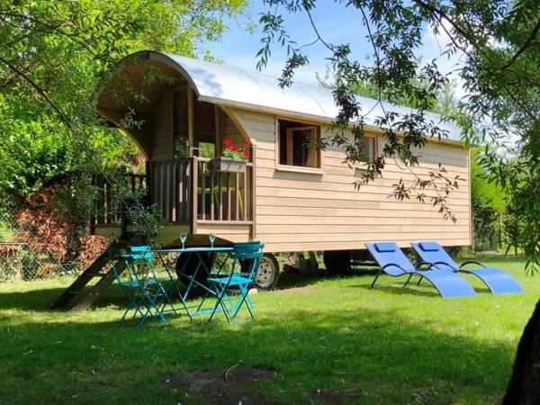 Millygite Chalet-on-wheels by the river